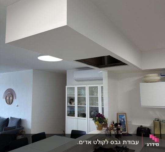 מטבח מודרני עם כיריים ומדפים לבנים